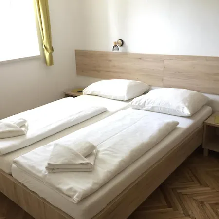 Gostinjska kuća Apartmaji In Sobe Tina 3*
